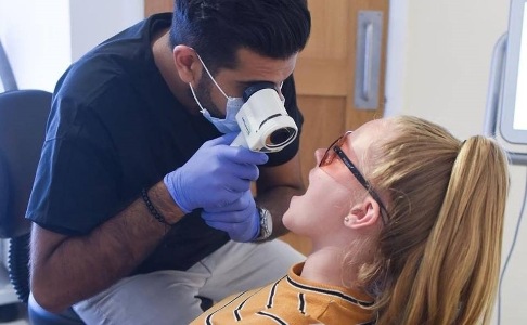 Patient receiving oral cancer screening