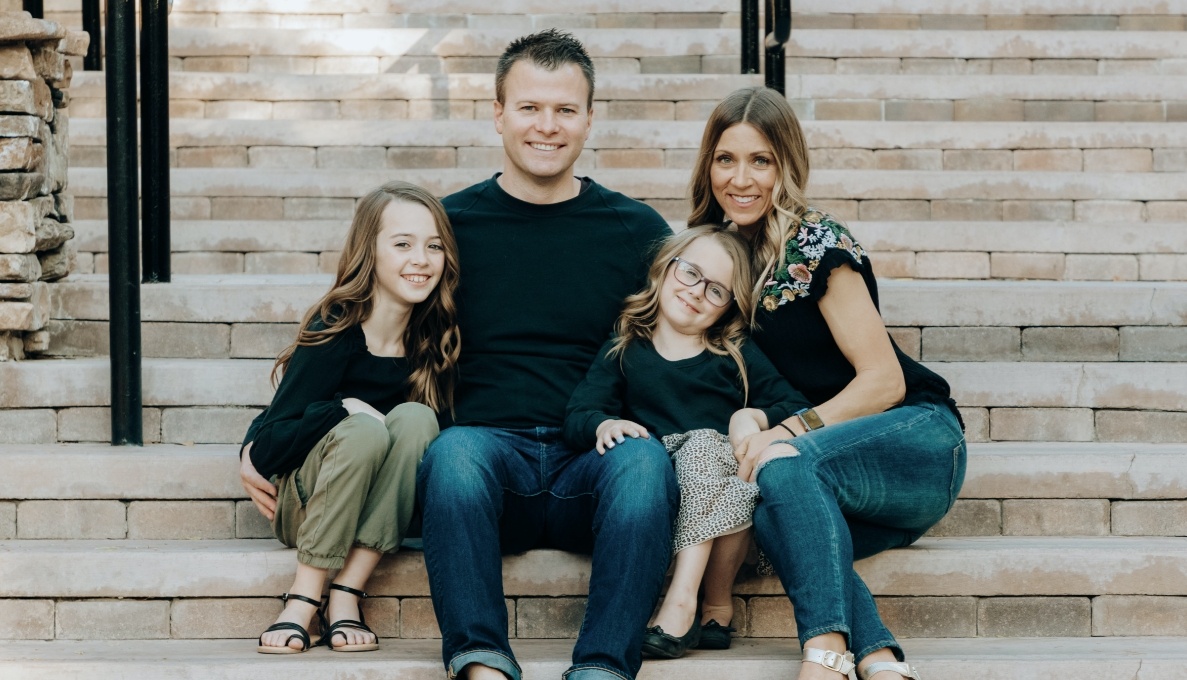 Parents and children with healthy smiles after visiting their dentist in Las Vegas Nevada at Rose Cosmetic and Family Dentistry